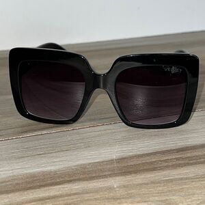 VELVET EYEWEAR Gina 57mm Square Sunglasses Black And Gold